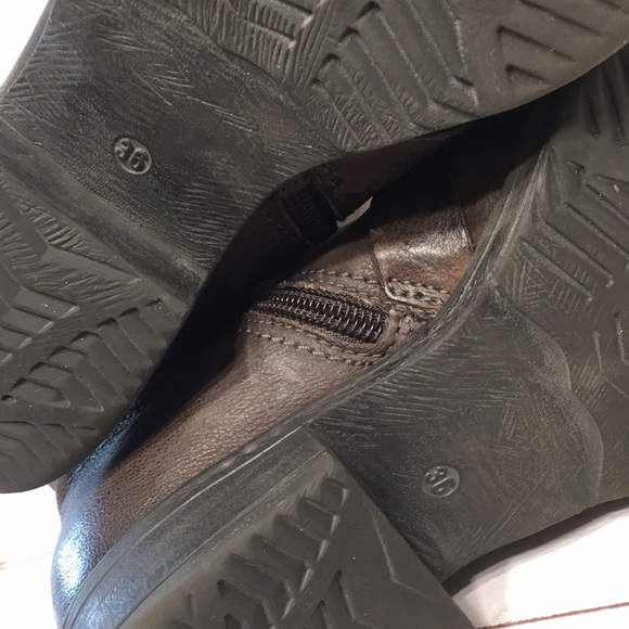 Brown leather boot - Picture 9 of 14